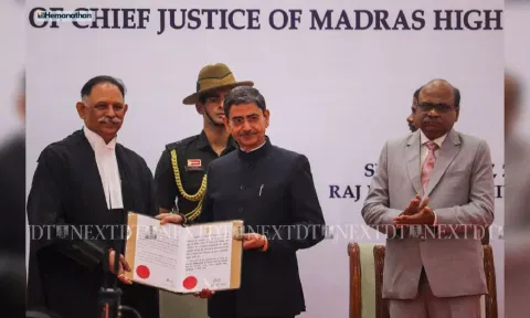 Justice Kalpathi Rajendran Shriram and Tamil Nadu Governor RN Ravi (Photo: Hemanathan M)