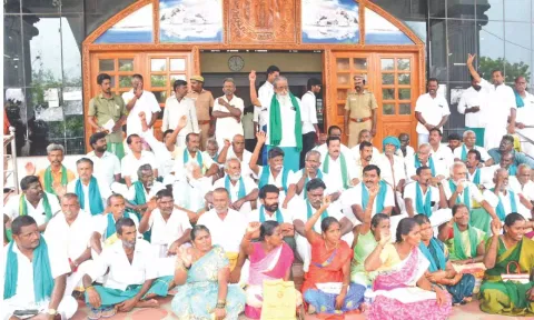 Farmers protesting at Tiruchy Collectorate