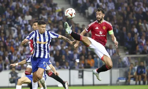 &nbsp;Manchester United's Bruno Fernandes reaches for the ball too high and close to the head of Porto's Nehuen Perez to see a second yellow card