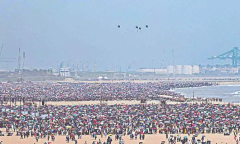People flocked in Marina to witness IAF air show (Hemanathan M)
