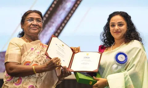 &nbsp;President Droupadi Murmu presents the 'Best Actress award to Nithya Menen (PTI)