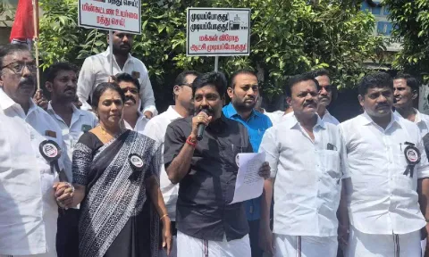 Former minister Gokula Indira leading the AIADMK's human chain in Tiruchy on Tuesday