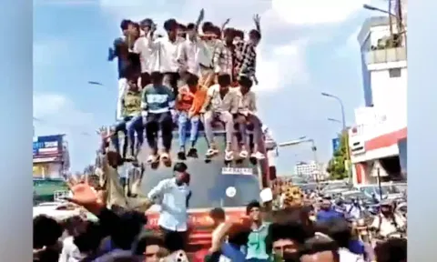 (File Photo) Students of a City college creating a ruckus by climbing atop a MTC bus