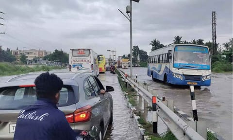 Severe rain disrupts traffic on National Highway in Krishnagiri (Maalaimalar)
