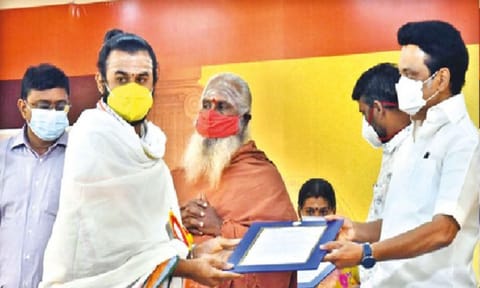 CM MK Stalin handling over order to one of the archakas