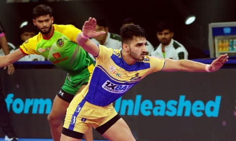 Tamil Thalaivas raider Narender in action