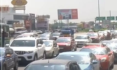Traffic congestion at Vikravandi (Thanthi TV)