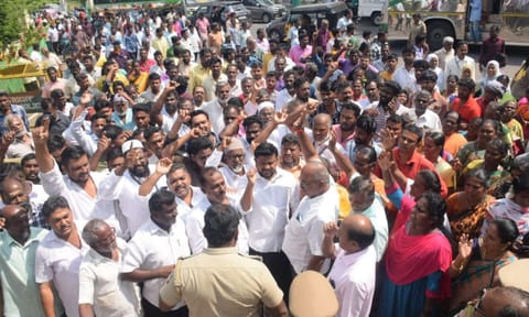 Street vendors staging protest in Tiruchy on Monday&nbsp;