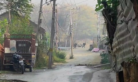 Security forces jawans take positions during an encounter with terrorists in Nishat Bagh area&nbsp;