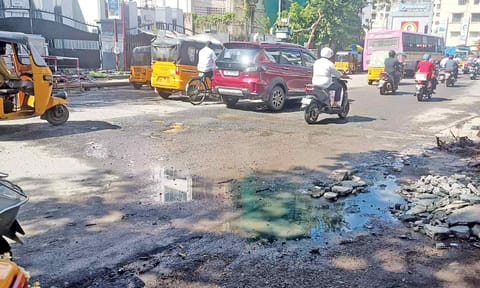 Sewage overflowing on the damaged Millers Road in Purasawalkam&nbsp;