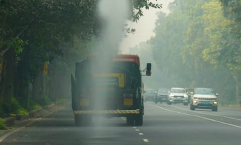 Anti-smog guns being used to spray water droplets to curb air pollution, in New Delhi (PTI)&nbsp;