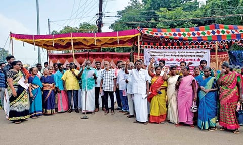 Folk artists protest in Thanjavur on Monday