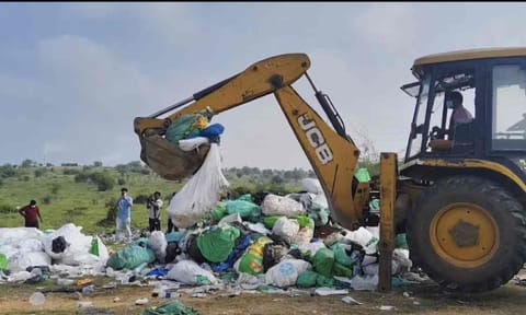 &nbsp;Medical wastes dumped near Palavoor in Tirunelveli being removed and hauled by a truck on Sunday