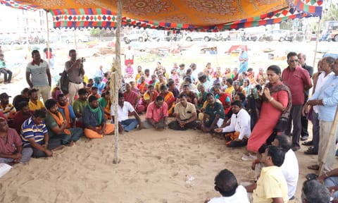Fisherfolk gathered under a tent on Tuesday (Photo: P. Ashish)&nbsp;