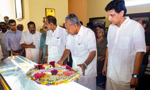 Kerala Chief Minister Pinarayi Vijayan pays his last respects to Jnanpith Award winning writer M.T. Vasudevan Nair, who passed away at his residence in Kozhikode, Kerala (PTI Photo)&nbsp;