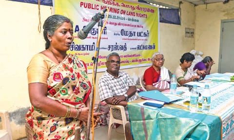 A woman makes her point at the land rights hearing, held before a panal comprising Medha Patkar (Photo: Hemanathan.M)&nbsp;