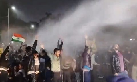 Police using water cannons against protesting students in Bihar (Photo Credit: X/@priyankagandhi)