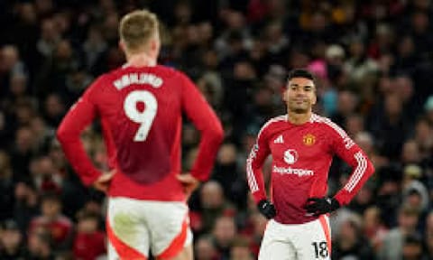 Manchester United's Casemiro, right, and Manchester United's Rasmus Hojlund react after Newcastle's Joelinton scoring his side's second goal&nbsp;