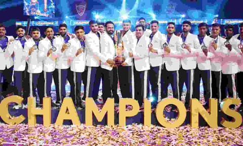 Haryana Steelers team pose with the trophy&nbsp;