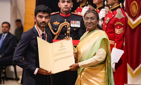 President Droupadi Murmu presents Major Dhyan Chand Khel Ratna Award to chess world champion D Gukesh during the National Sports and Adventure Awards 2024 at the Rashtrapati Bhavan, in New Delhi (PTI)&nbsp;