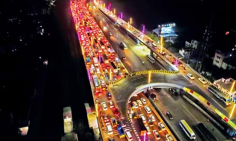 Arterial roads that lead to Chennai are chock-a-block on Saturday night as a large number of revellers returned after the long Pongal break (Photo: Sam Augustine)&nbsp;