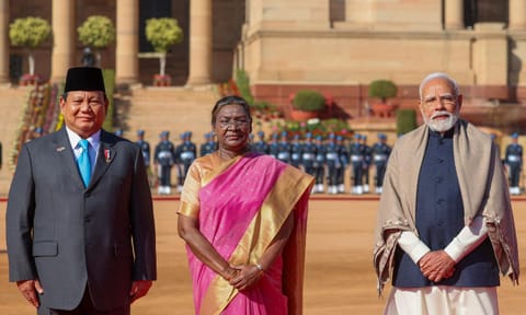 &nbsp;In this image provided by PMO, President Droupadi Murmu, Prime Minister Narendra Modi and Indonesian President Prabowo Subianto during the latter's ceremonial welcome, at Rashtrapati Bhavan in New Delhi, Saturday, Jan. 25, 2025 (PTI)&nbsp;