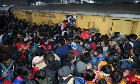 Passengers in a large number at the New Delhi railway station (PTI)&nbsp;