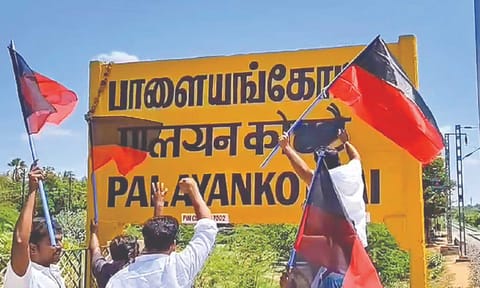 DMK men defacing Hindi words on signboard at Palayamkottai