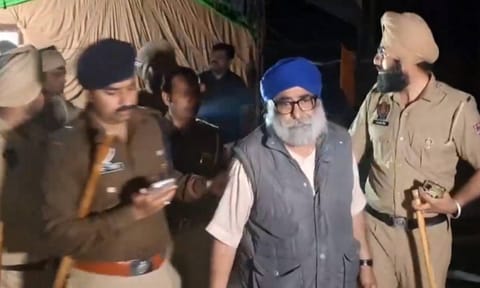 Farmers deatined after the meeting a Chandigarh, being taken to the Bahadurgarh Commando Training Centre in Patiala (PTI)&nbsp;