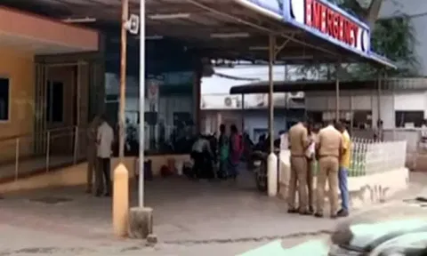 &nbsp;Injured students were quickly rushed to the Palayamkottai government hospital, where they are currently receiving medical treatment.