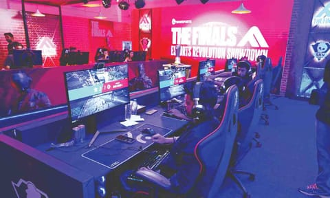 Gamers and influencers in action during the FINALS League 2.0