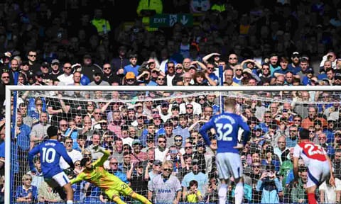&nbsp;Iliman Ndiaye (10) scores from the penalty spot&nbsp;