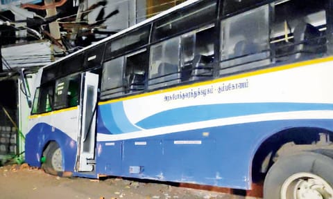TNSTC bus that hit the electricity pole at Kumbakonam&nbsp;