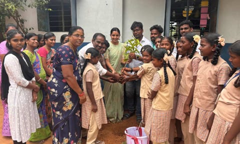 &nbsp;Prabhu with his team members from different districts across Tamil Nadu
