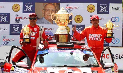 &nbsp;Karna Kadur / Musa Sherif with trophy