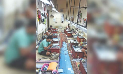 Workers at a goldsmith unit in Coimbatore (File)