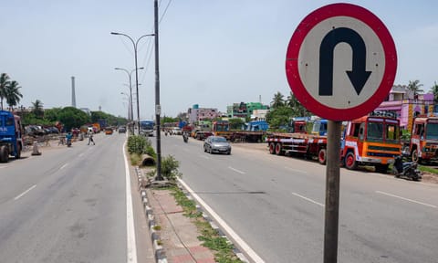Blocked U-turn near Jothi Nagar bus stop on the expressway (Photo: Niteeshwar)&nbsp;