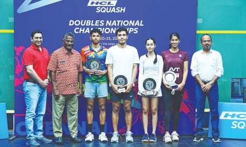 Velavan Senthilkumar, Abhay Singh, Anahat Singh and Joshna Chinappa with Olympics gold medallist V Baskaran during medal ceremony