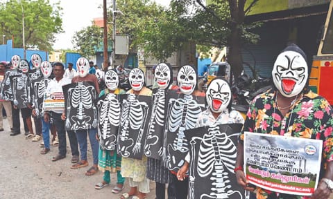 Human chain stretching nearly 4 km from Ezhil Nagar, Kodungaiyur, to Vyasarpadi Market on Sunday (Photo: Hemanathan)&nbsp;
