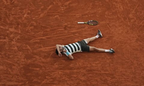 Carlos Alcaraz celebra tras derrotar a Jannik Sinner en la final del Abierto de Francia, el domingo 8 de junio de 2025, en París (AP)