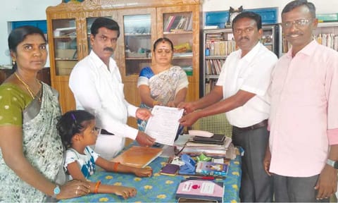 Judge enrolled daughter in government school (Daily Thanthi)