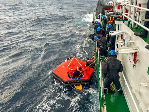 48 hours to begin and complete the extraction of oil leaking into the sea