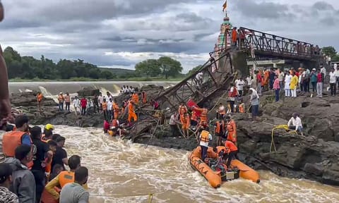 &nbsp;Collapse of a bridge over the Indrayani river in Pune (PTI)
