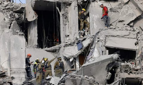 Israeli soldiers search for survivors amid the rubble of residential buildings (Photo: AFP)&nbsp;