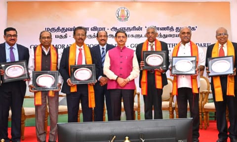 Governor Ravi with eminent doctors during the Doctors’ Dayevent at the Bharathiar Mandapam in Raj Bhavan on Sunday&nbsp;