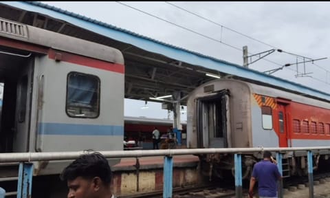 Podhigai&nbsp;Express&nbsp;coach derails at Chengalpattu station during maintenance run