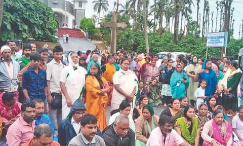 : Villagers of a residential neighbourhood in Gudalur staged a sit-in protest on Sunday