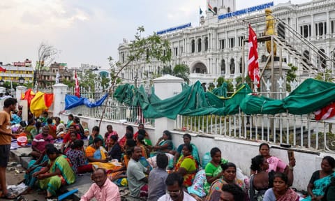 The Chennai Corporation Red Flag Union and sanitation workers continued their protest demanding an end to privatization in the Chennai Corporation (Photo: Hemanathan)&nbsp;
