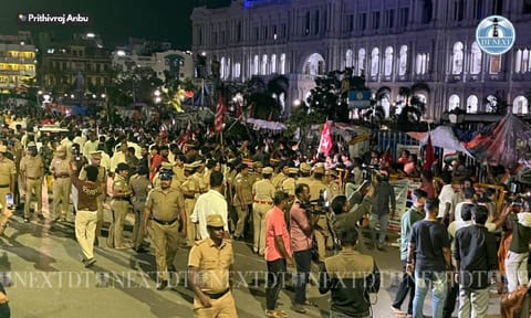 Chennai police arrested and forcibly removed protesting cleanliness workers from outside the Ripon Building, the headquarters of the Greater Chennai Corporation (GCC), late on August 13, 2025. (Photo: Prithiv Raj Anbu)  