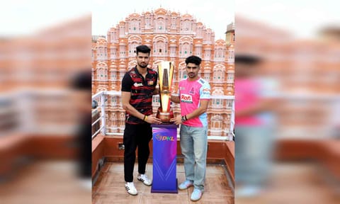 Bengaluru Bulls skipper Yogesh Dahiya with Jaipur Pink Panthers skipper Nitin Rawal&nbsp;